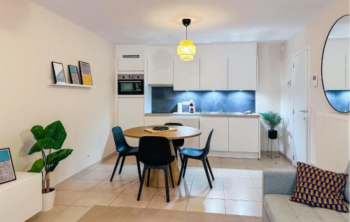 Kuchyň nebo kuchyňský kout v ubytování 1 Bedroom Cozy Apartment In Oostende