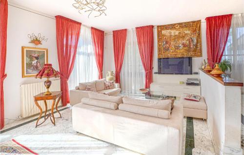 A television and/or entertainment centre at Beautiful Home In Castiglion Fiorentino