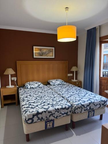 1 Schlafzimmer mit 2 Betten und gelbem Licht in der Unterkunft Casa Elena Vera in Playas de Vera