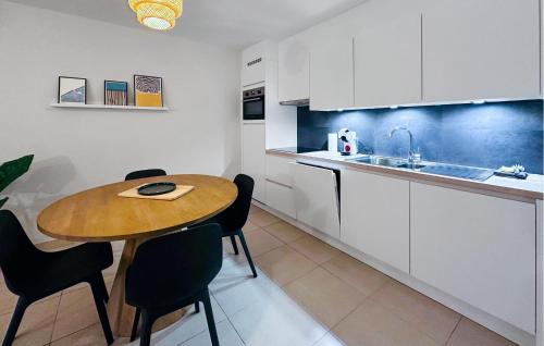 Dapur atau dapur kecil di 1 Bedroom Cozy Apartment In Oostende