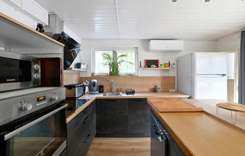 une cuisine avec un évier et un réfrigérateur dans l'établissement 1 Bedroom Awesome Home In Saint-Denis, à Saint-Denis