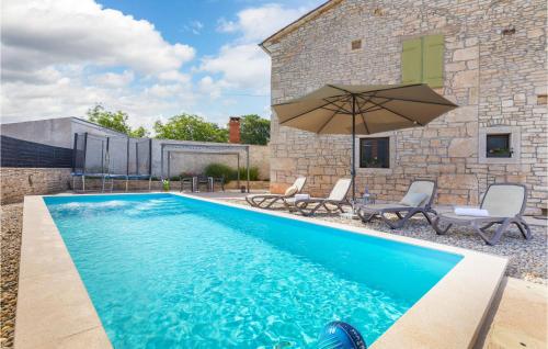 Πισίνα στο ή κοντά στο Two-Bedroom Holiday Home In Svetvincenat