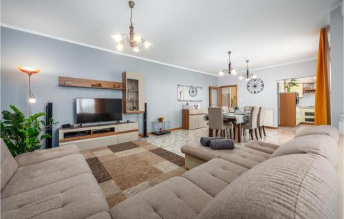 salon z dużą kanapą i kuchnią w obiekcie Two-Bedroom Holiday Home In Tinjan w mieście Tinjan