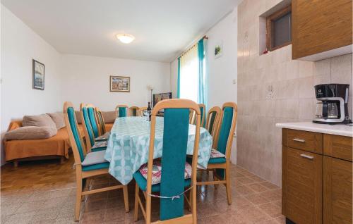 kuchnia i jadalnia ze stołem i krzesłami w obiekcie 6 Bedroom Cozy Apartment In Nin w Nin