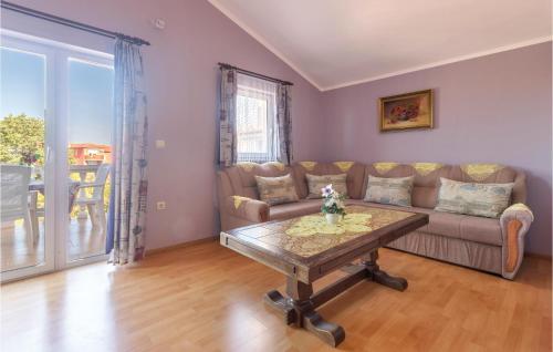 ein Wohnzimmer mit Couch und Tisch in der Unterkunft Two-Bedroom Apartment In Peroj in Peroj
