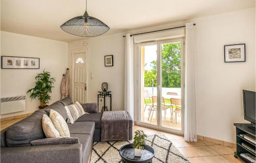 un salon avec un canapé et une télévision dans l'établissement Stunning Home In Beauville With Kitchen, à Beauville