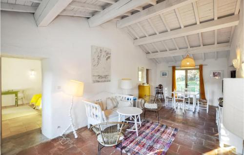 un salon avec une table et des chaises dans l'établissement Beautiful Home In Pech-Luna With Wi-Fi, à Pech-Luna