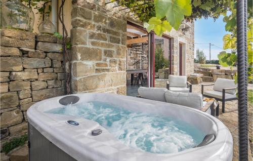 Zdjęcie z galerii obiektu Stunning Home In Golubici With Jacuzzi w mieście Bencani