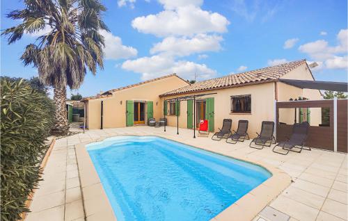 une piscine avec des chaises et une maison dans l'établissement Pet Friendly Home In Pouzols-Minervois, à Pouzols-Minervois