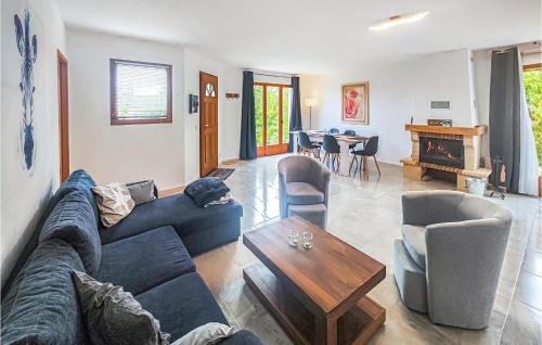 un salon avec un canapé, des chaises et une table dans l'établissement Pet Friendly Home In Pouzols-Minervois, à Pouzols-Minervois