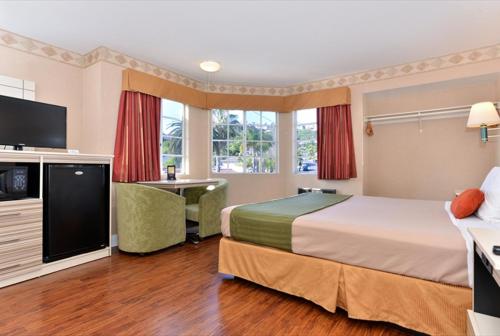 Säng eller sängar i ett rum på Americas Best Value Inn San Clemente Beach