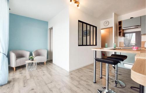 une cuisine avec une table et des chaises dans une pièce dans l'établissement Awesome Apartment In Royan With Kitchen, à Royan