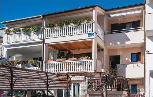 budynek z balkonem z doniczkami w obiekcie Nice Apartment In Pula With Kitchen w Puli