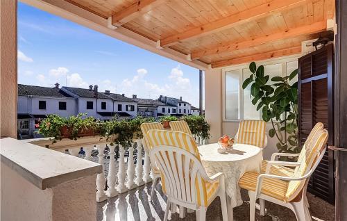 taras ze stołem i krzesłami na balkonie w obiekcie Nice Apartment In Pula With Kitchen w Puli