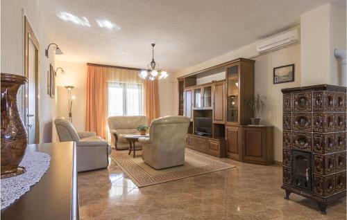 4 Bedroom Cozy Apartment In Pula