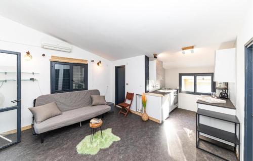 Gorgeous Apartment In Okrug Gornji With Wifi