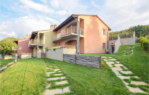 una casa con césped delante en Lovely Home In Montebuono With Wifi, en San Savino