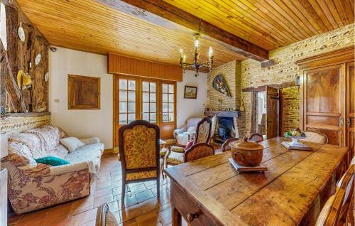 un salon avec une table en bois et un canapé dans l'établissement Awesome Home In St Pierre Deyraud, à Saussignac