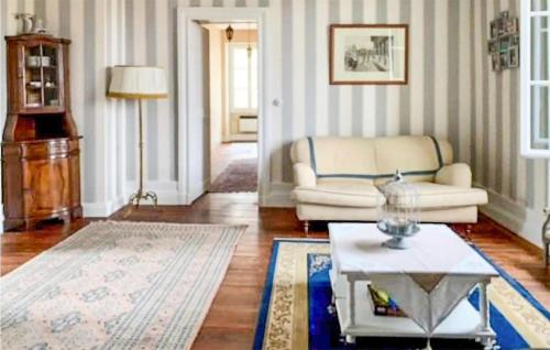 un salon avec un canapé et une table dans l'établissement Amazing Home In Saint-Christoly-Médoc, à Saint-Christoly-Médoc