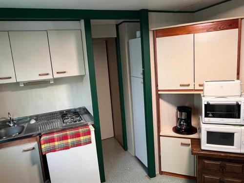 Gîte Créole, Plage à 5min à Piedにあるキッチンまたは簡易キッチン