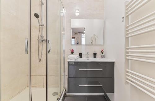 a bathroom with a shower and a sink at Charmant duplex à deux pas de Paris et du RER B in Gentilly