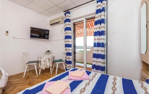 TV a/nebo společenská místnost v ubytování Beautiful Apartment In Dinjiska