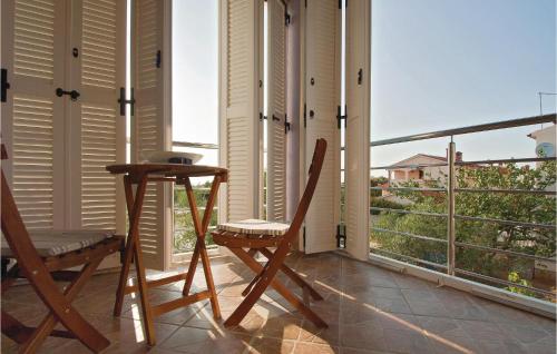 - un balcon avec deux chaises et une table dans l'établissement Apartment Vodnjan Peroj Ii, à Vodnjan