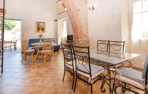 une salle à manger avec une table et des chaises dans l'établissement Amazing Home In Santa Maria Poggio, à Santa-Maria-Poggio