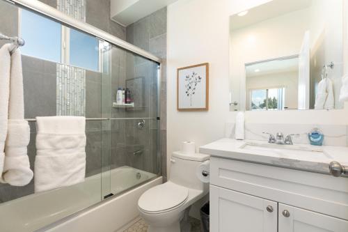 Un baño con inodoro, lavabo y ducha. en La Veranda View Hideaway, en Los Ángeles