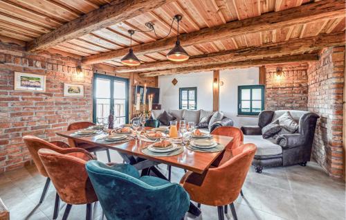 a dining room with a table and chairs at Lovely Home In Lestakovec With Kitchen in Leštakovec