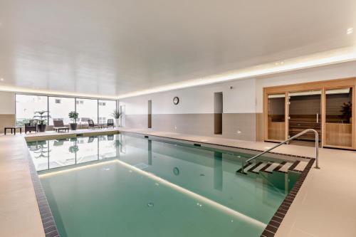 a large swimming pool in a building at 15 Woolacombe East @Byron in Woolacombe