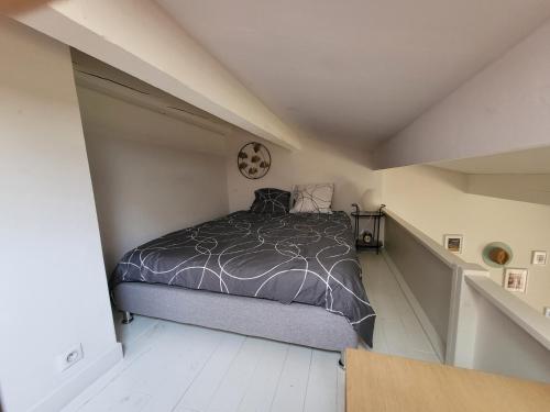 une chambre avec un lit dans une petite pièce dans l'établissement Appartement Sainte Maxime, à Sainte-Maxime