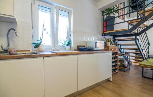 Dapur atau dapur kecil di Pet Friendly Home In Nova Sela