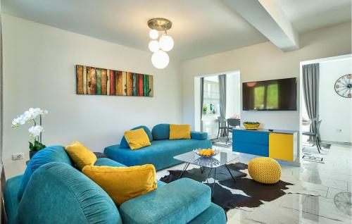 un salon avec deux canapés bleus et une table dans l'établissement Villa Clara Melodie, à Poreč