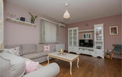 ein Wohnzimmer mit Sofa und Tisch in der Unterkunft Four-Bedroom Holiday Home In Imotski in Imotski