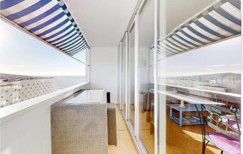 ein Zimmer mit Balkon und Meerblick in der Unterkunft 2 Bedroom Awesome Apartment In Royan in Royan