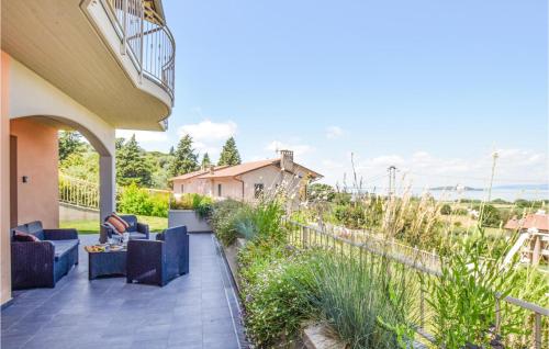 un patio con sillas azules y una valla en Lovely Home In Montebuono With Wifi, en San Savino