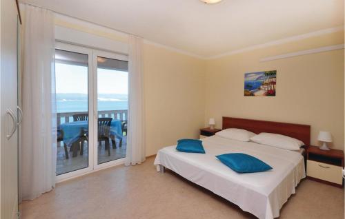 Postel nebo postele na pokoji v ubytování Apartment Mimice With Sea View 381
