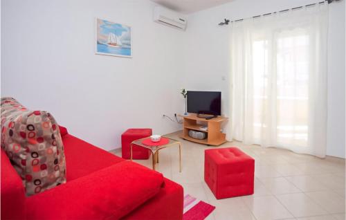 TV a/nebo společenská místnost v ubytování Cozy Apartment In Zecevo Rogoznicko