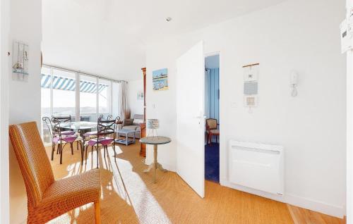 une pièce avec une table et des chaises et une salle à manger dans l'établissement 2 Bedroom Awesome Apartment In Royan, à Royan