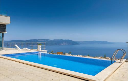 basen z widokiem na wodę w obiekcie 4 Bedroom Beautiful Home In Labin w mieście Vicani