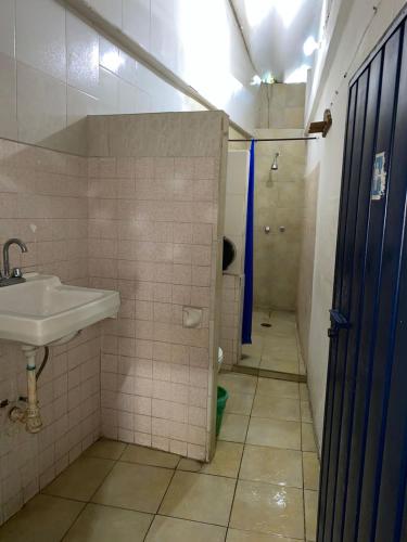 a bathroom with a sink and a toilet at MayFlower Hotel & Hostal in Puerto Escondido