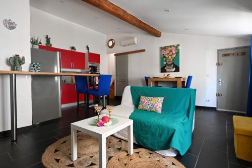 un salon avec un canapé et une table dans l'établissement L'écrin de Frida - Duplex au cœur de la ville, à Nîmes