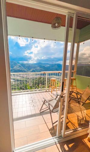 una vista desde el balcón de una casa en Orosi Mountain Lodge, en Orosí
