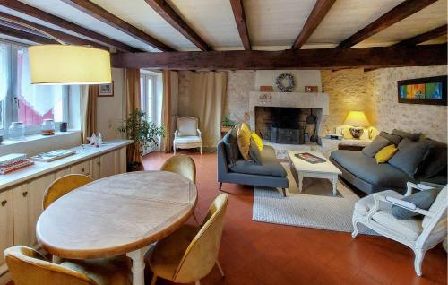 un salon avec une table et un canapé dans l'établissement Lovely Home In Doulezon, à Doulezon