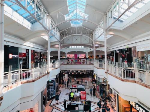 Una vista aérea de un centro comercial con gente en Room near airport CBD, en Perth