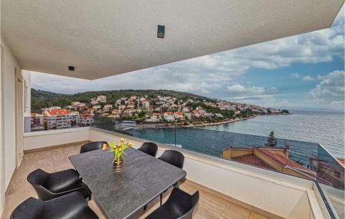 Cozy Apartment In Okrug Gornji With Lake View