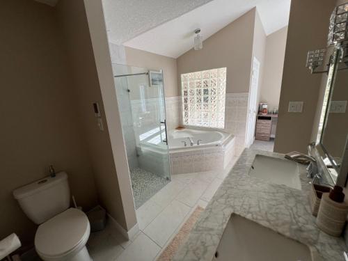 Bilik mandi di Five Gables B&B