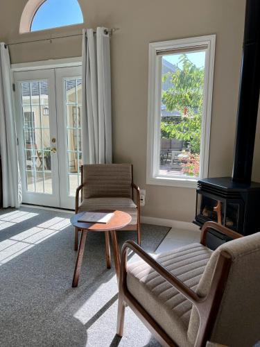 Ruang duduk di Five Gables B&B