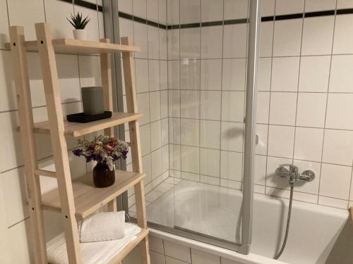 un baño con ducha y bañera en Anno 1577 - Marktkirchhof 6, en Quedlinburg